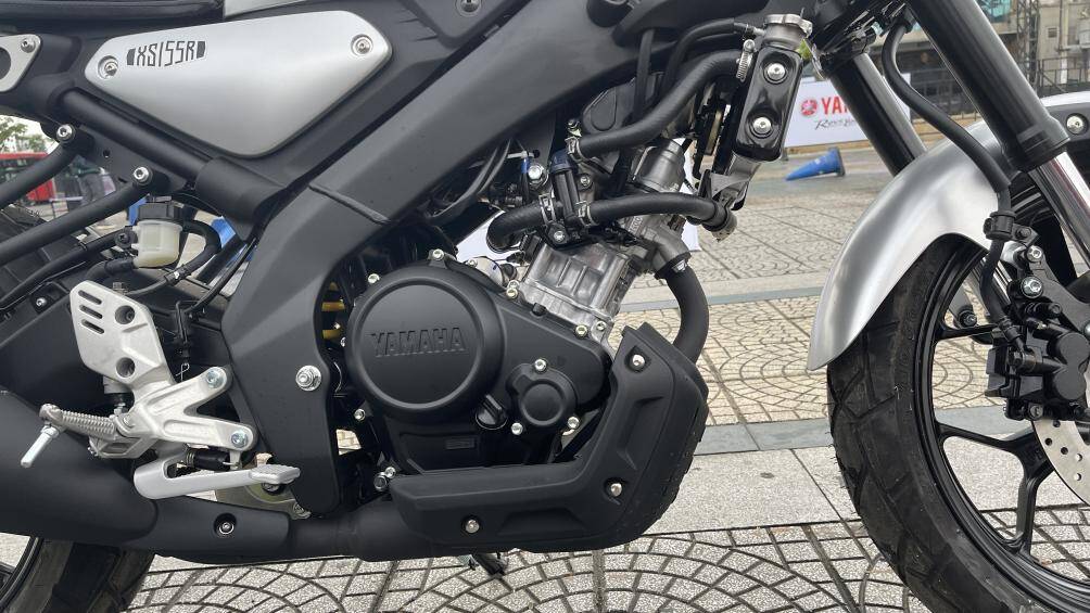 Yamaha XS155R trang bị động cơ 4 thì, làm mát bằng dung dịch, SOHC, xy-lanh đơn 4 van, dung tích xy-lanh 155cc, cho công suất tối đa 14,2 kW, kết hợp hộp số 6 cấp