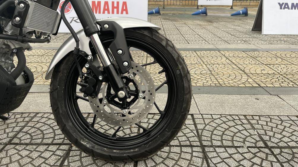 Xe sử dụng bộ vành hợp kim đúc nguyên khối, bộ lốp gai hầm hố bền bỉ, bám đường tốt