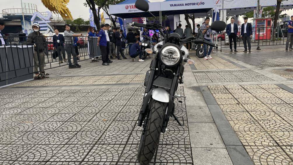 Cụm đèn pha được tạo hình bo tròn, được trang bị công nghệ LED