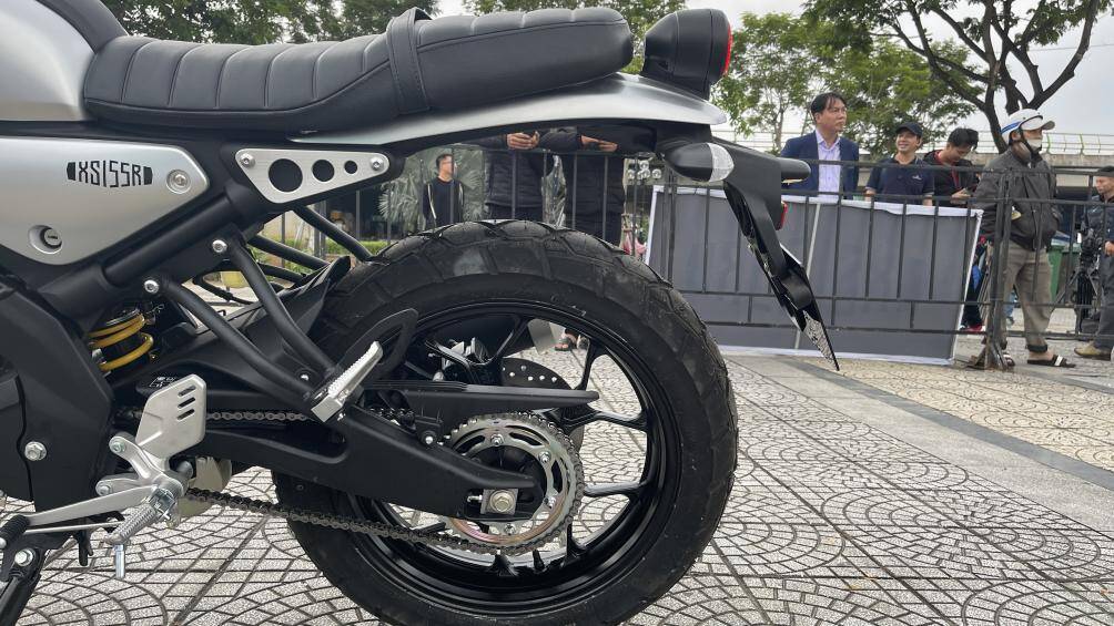 Cả hai phần bánh trước và bánh sau của xe đều được trang bị phanh đĩa đơn