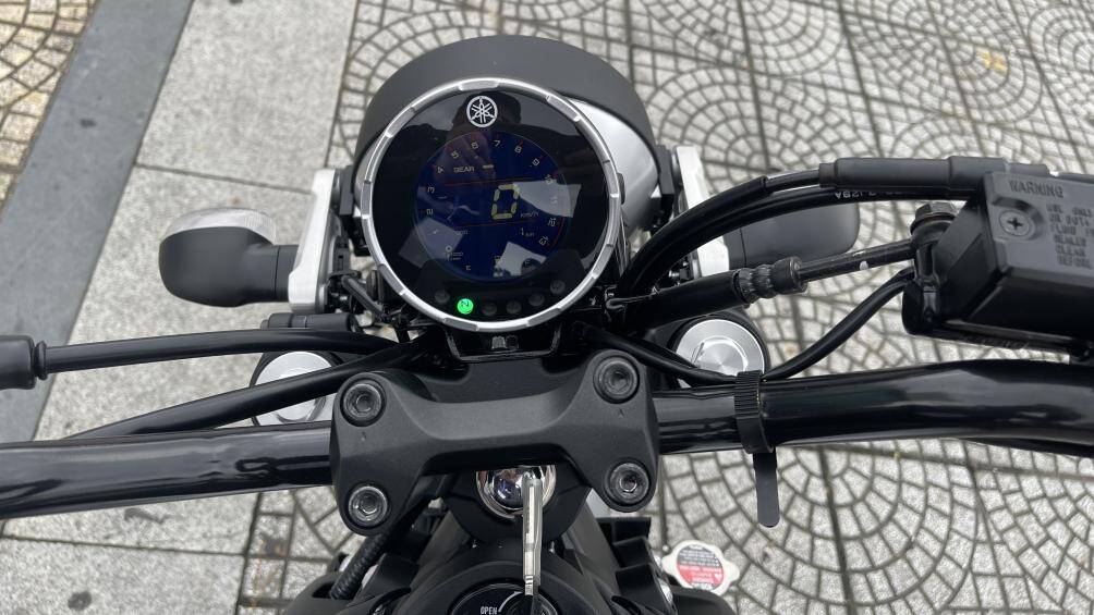 Màn hình LCD, hiển thị các thông tin bao gồm vận tốc, OCD, lượng xăng…