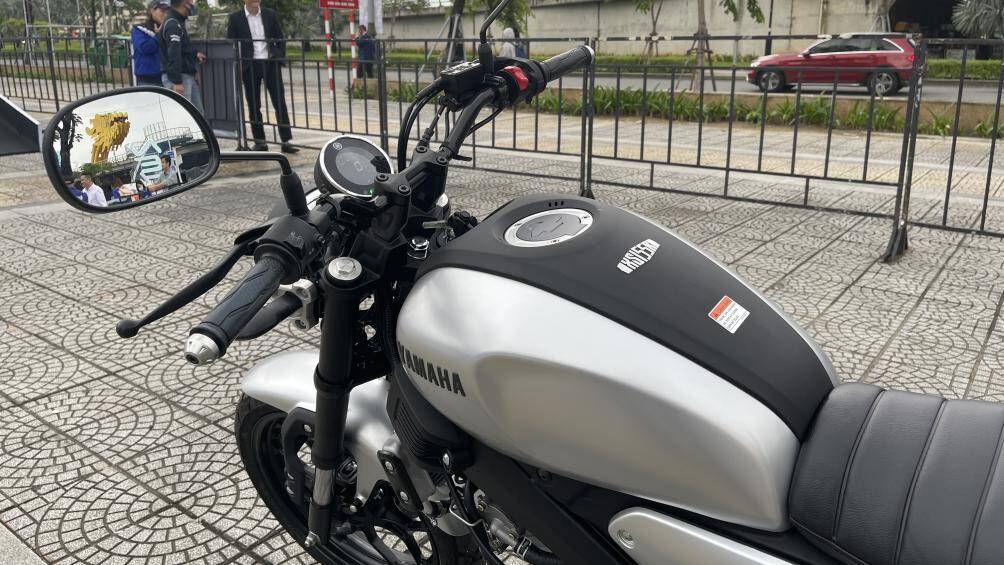 Cụm tay lái có thiết kế đơn giản và được bố trí cao hơn nhằm tạo từ thế lái tốt hơn.