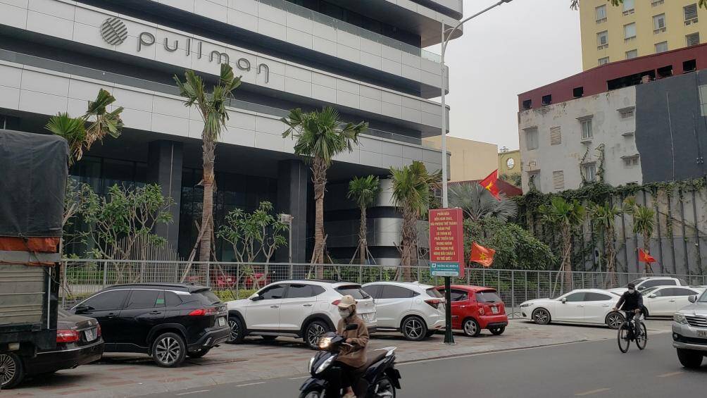 Hàng loạt ô tô đỗ trên vỉa hè ở đường Trần Phú, đoạn trước cửa khách sạn Pullman.