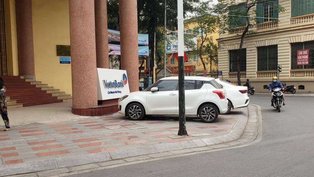 2 xe ô tô vô tư đỗ chắn ngang vỉa hè tại vị trí trước cửa Ngân hàng VietinBank ở quận Ngô Quyền.