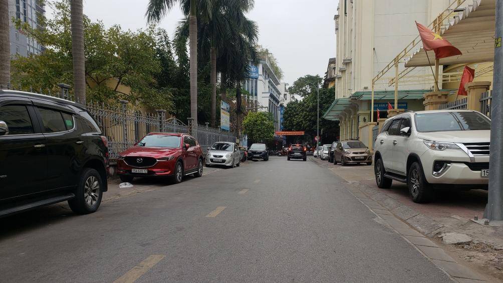 Trong những ngày cuối tháng 12/2022, PV Báo Giao thông liên tục ghi nhận hàng loạt xe ô tô dừng đỗ sai quy định trên vỉa hè ở nhiều tuyến đường trên địa bàn TP Hải Phòng.