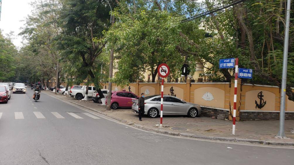 Quá trình ghi nhận, mặc dù các xe ô tô đỗ tràn lan trên vỉa hè nhiều giờ, tuy nhiên PV không thấy lực lượng chức năng tuần tra, xử lý để đảm bảo ATGT.