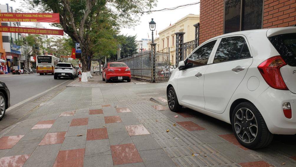 Việc đỗ xe gây mất ATGT, mỹ quan đô thị khiến người dân bức xúc này tập trung ở một số quận như Ngô Quyền, Hồng Bàng, Lê Chân...