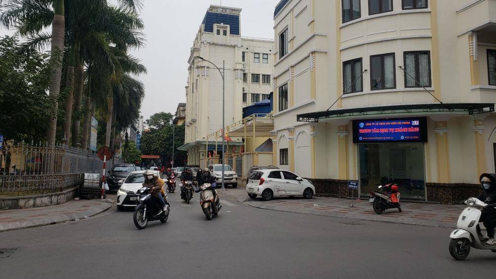 Đáng chú ý, các xe ô tô còn đỗ trên một số vỉa hè vừa mới được cải tạo với tổng mức đầu tư hơn 195 tỷ đồng như Trần Phú, Trần Hưng Đạo, Nguyễn Đức Cảnh, Hoàng Văn Thụ, Đinh Tiên Hoàng...