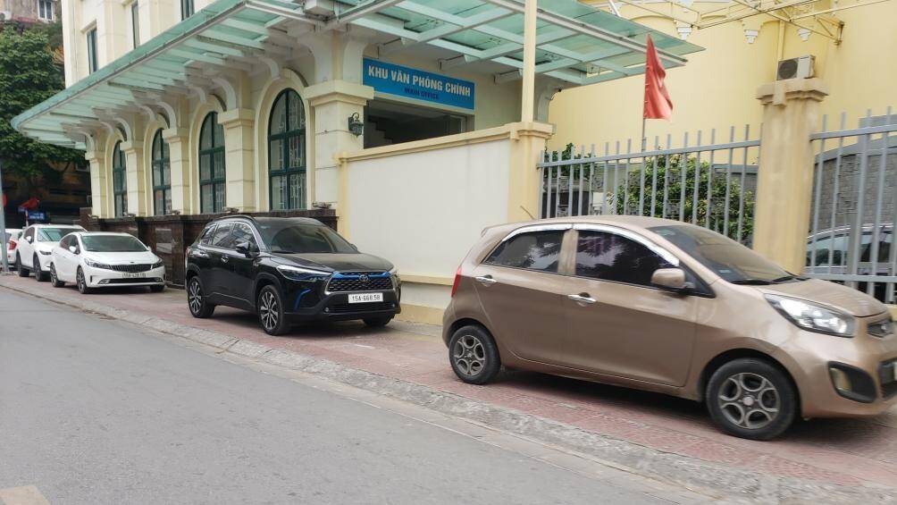 Những chiếc xe ô tô cũng nối đuôi nhau đỗ kín vỉa hè ở tuyến phố Phan Chu Trinh.