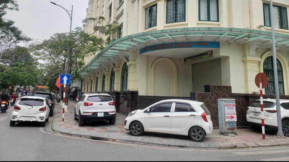 Thậm chí ở tuyến phố Hoàng Văn Thụ, có đoạn vỉa hè ô tô đỗ thành hàng 2, hàng 3.