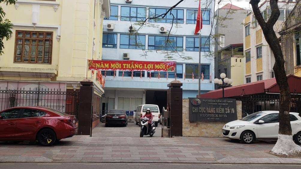 Ô tô đỗ trên vỉa hè cũng xuất hiện ở khu vực cổng một số sở, ban, ngành... Việc xe ô tô thường xuyên dừng, đỗ trên vỉa hè sẽ ảnh hưởng tới chất lượng, tuổi thọ của mặt đá dẫn đến công trình bị hư hỏng, xuống cấp trong thời gian tới