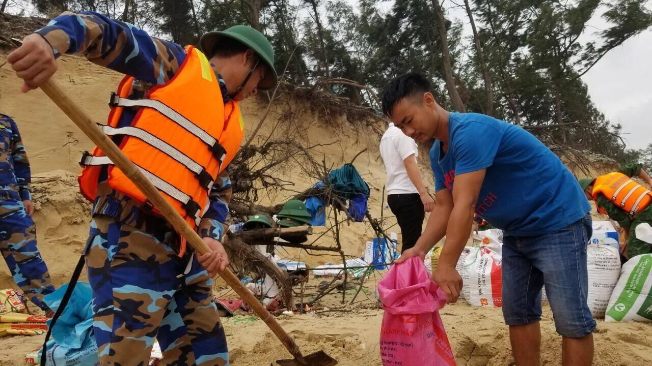 Bờ biển ở Huế sạt lở nghiêm trọng, hàng trăm người dân khẩn cấp gia cố