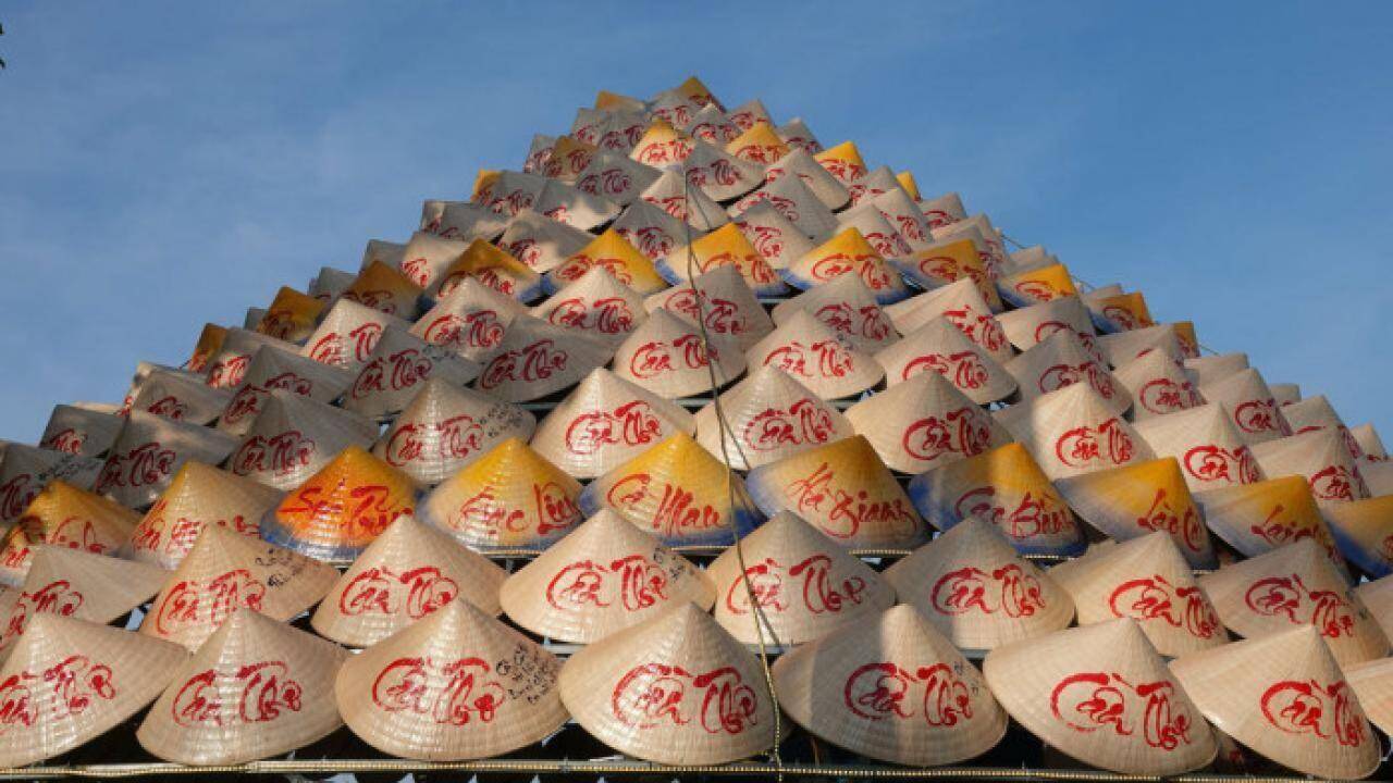 Du khách mê mẩn chiếc nón lá thư pháp khổng lồ ở bến Ninh Kiều