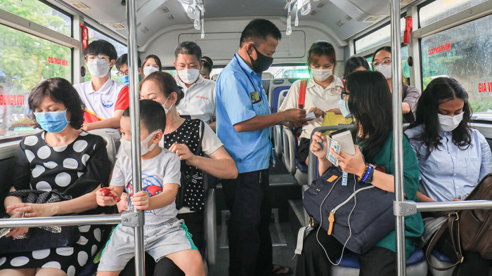 Hà Nội: Khch đi xe buýt tăng dần đều hậu “bão” Covid-19