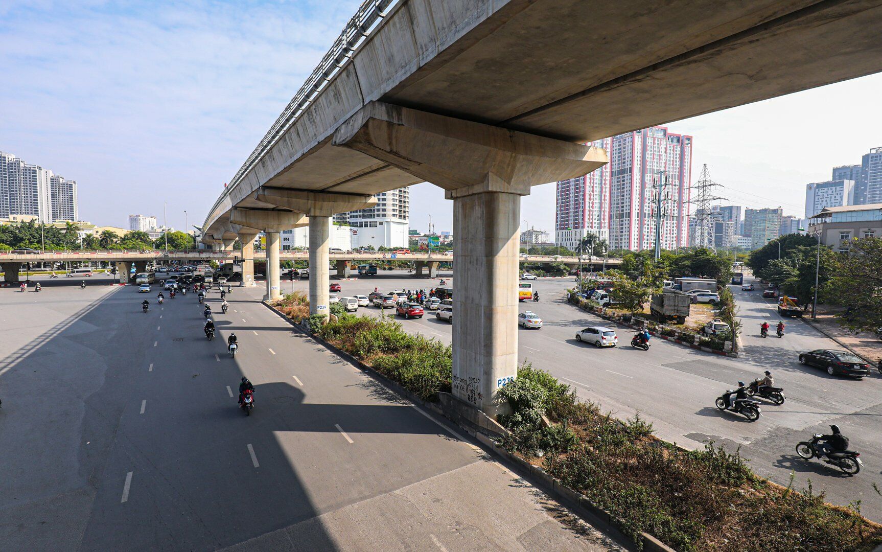 Theo ghi nhận của PV Báo Giao thông, trong ngày đầu tiên của năm mới 2023, tại nút giao Hồ Tùng Mậu - Phạm Hùng - Phạm Văn Đồng - Xuân Thủy, mật độ xe lưu thông khá thông thoáng
