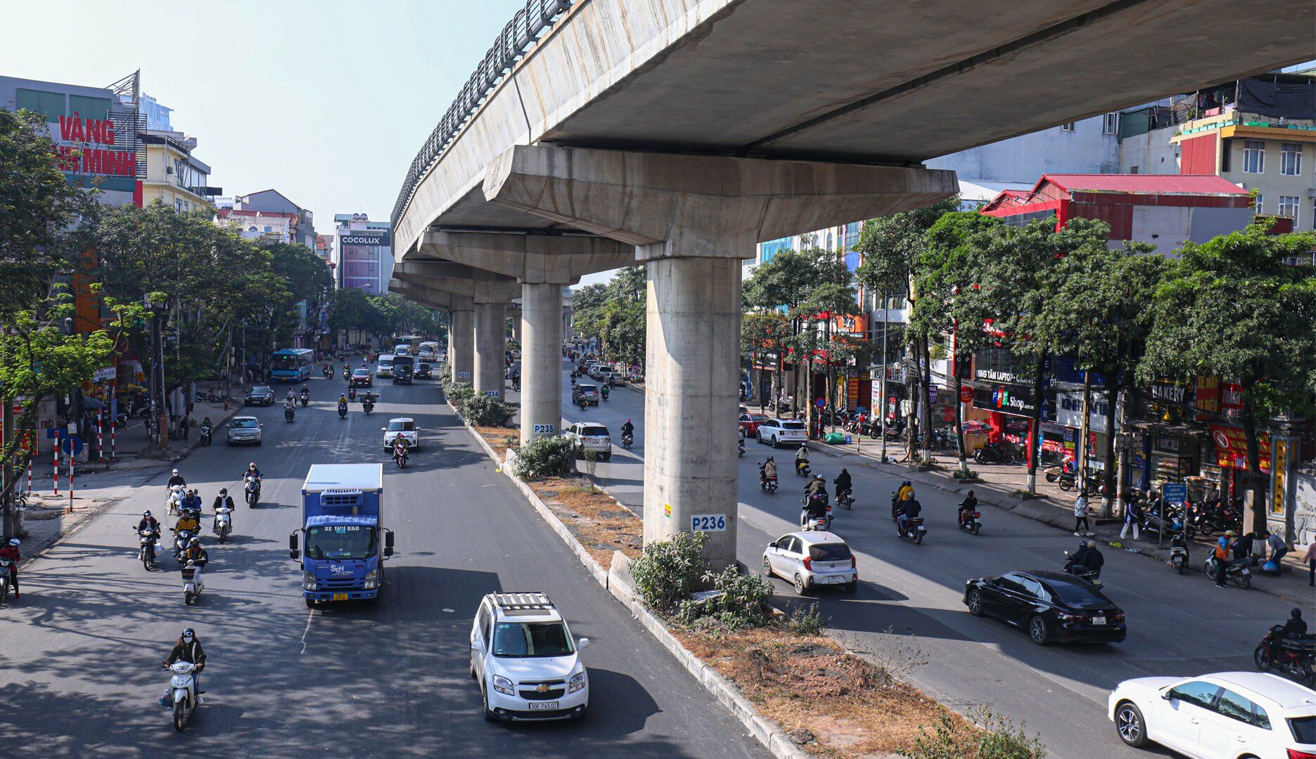 Đường Hồ Tùng Mậu hướng vào trung tâm không còn ùn ùn các dòng phương tiện như thường ngày