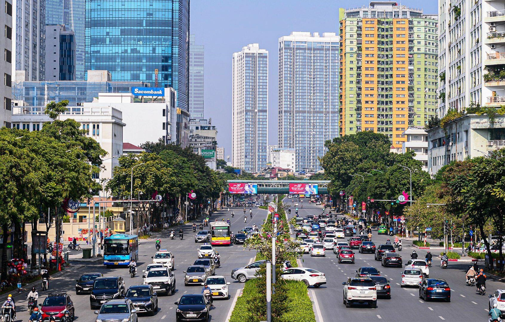 Tại đường Nguyễn Chí Thanh, đường phố cũng thoáng đãng hơn những ngày thường