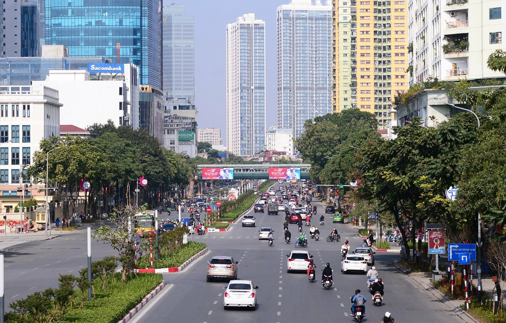 Ở một số thời điểm, xe cộ lưu thông khá thưa thớt