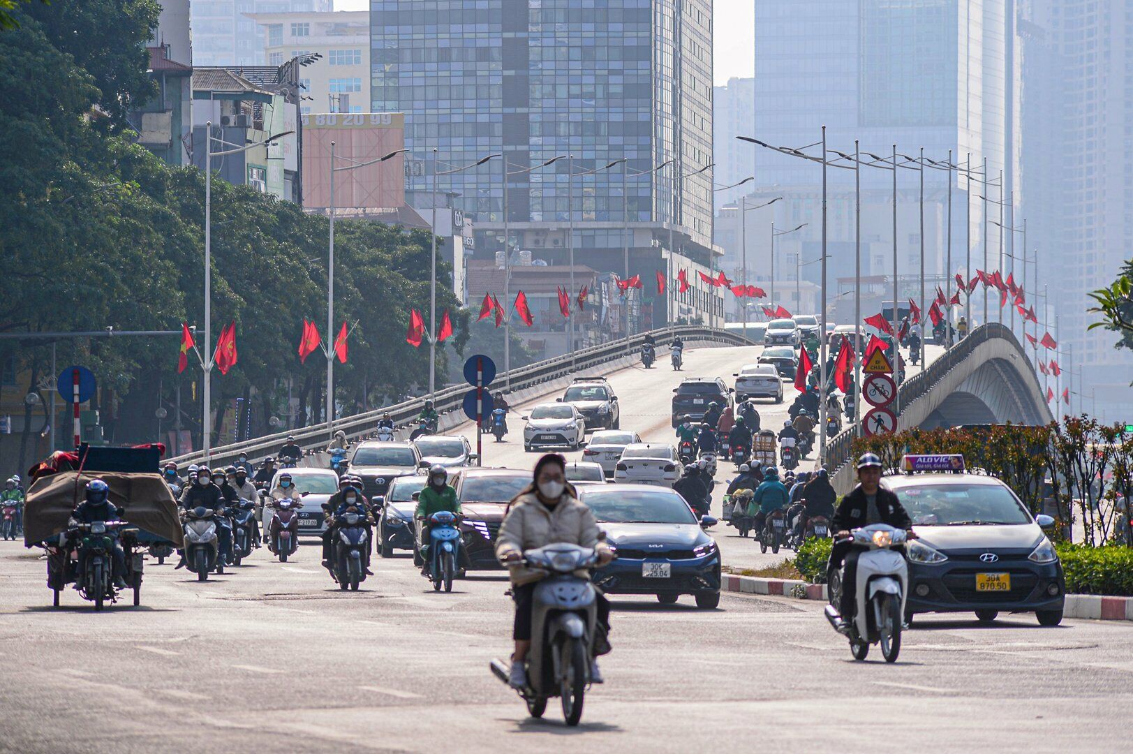 Cầu vượt Ngã Tư Sở - Láng -Trần Duy Hưng - Nguyễn Chí Thanh không còn cảnh phương tiện ngược xuôi, tấp nập.