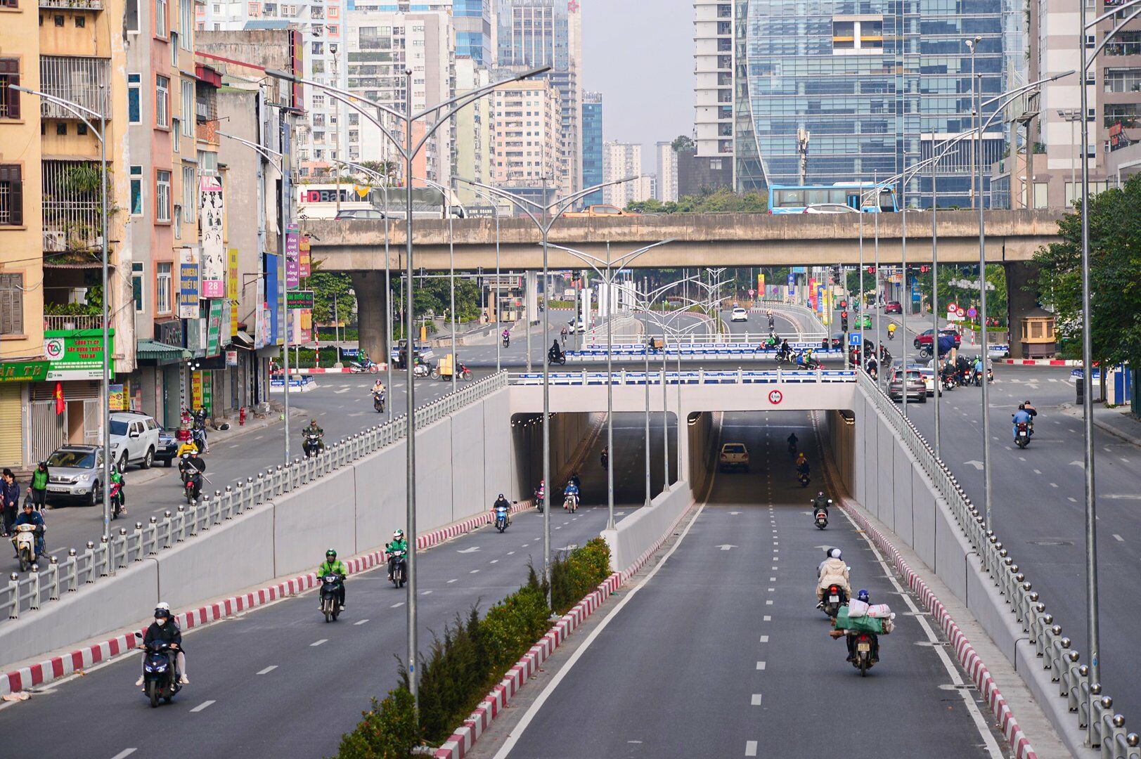 Đợt nghỉ lễ Tết dương lịch năm nay kéo dài 3 ngày nên nhiều người dân về quê nghỉ lễ, khiến đường phố Hà Nội thưa vắng hơn. Ảnh chụp tại hầm chui Lê Văn Lương