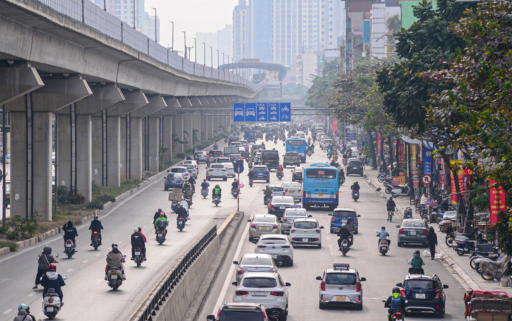 Dòng phương tiện di chuyển tại đường Nguyễn Trãi hướng đi Hà Đông, không còn cảnh ùn tắc, chen chúc