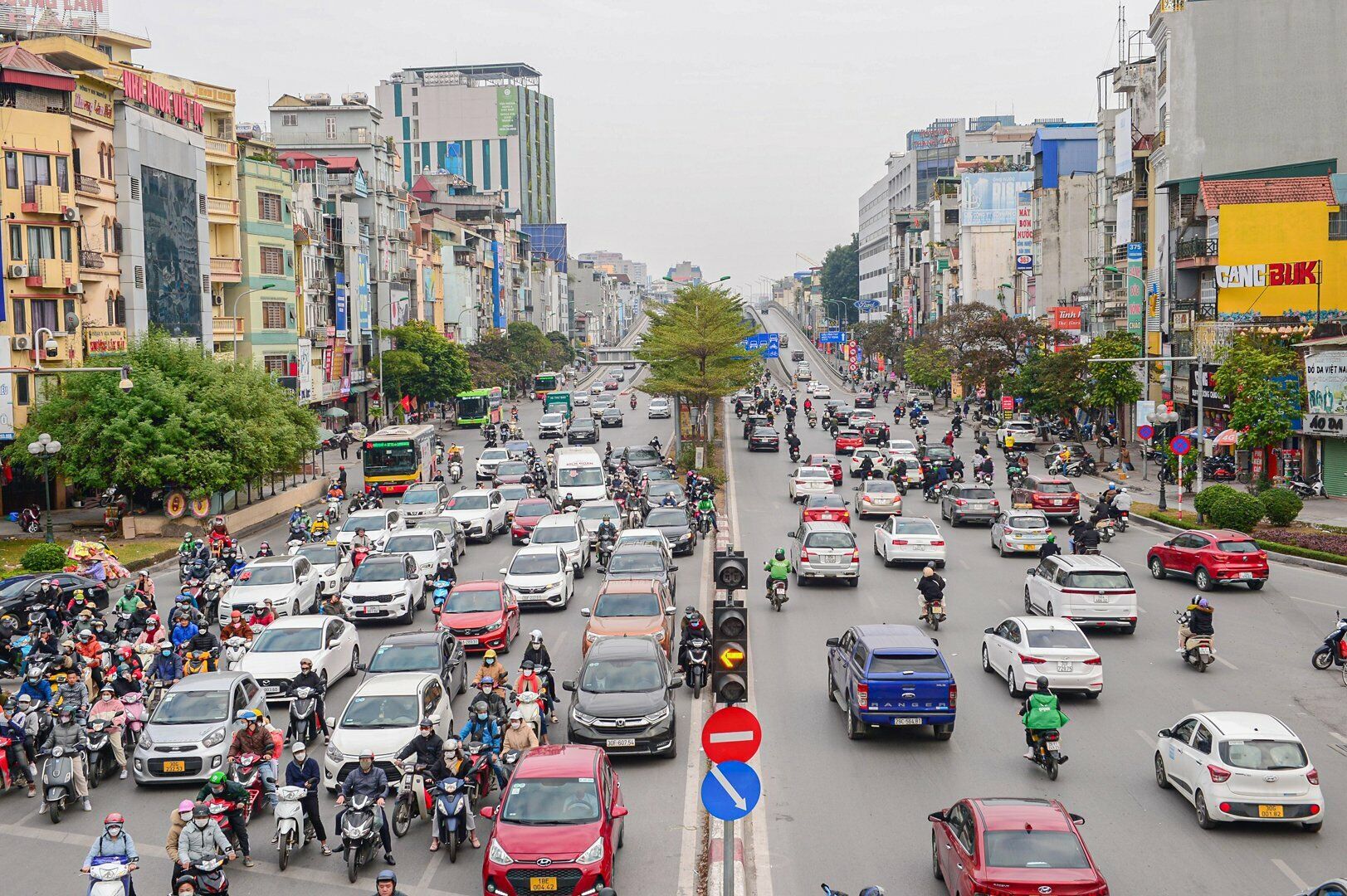 Khu vực hay là "điểm nóng" giao thông ùn tắc như Ngã Tư Sở hôm nay tuy có lượng người và xe đông, nhưng không xảy ra cảnh tượng tắc đường như thường nhật.