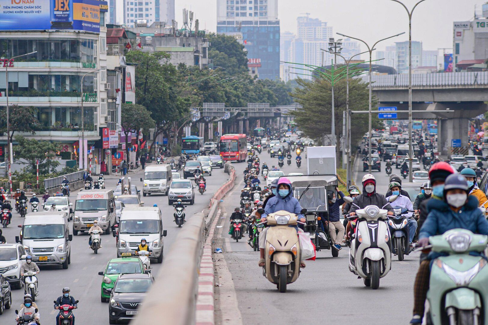 Đoạn đường hướng lên cầu vượt Ngã Tư Sở, người dân di chuyển cũng thoải mái hơn.