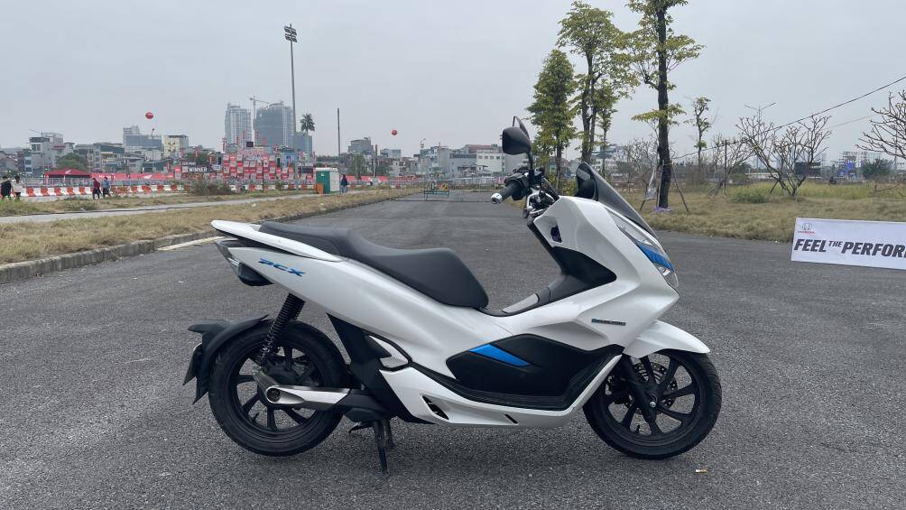 Xe có kích thước tổng thể 1.960 x 740 x 1.095 mm và khoảng sáng gầm 132 mm. Kiểu dáng xe kén khách song lại cho tư thế ngồi thoải mái trên hành trình dài