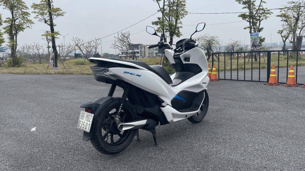 Về tổng thể, thiết kế xe giống với mẫu xe PCX chạy xăng từng được bán trên thị trường song dễ dàng nhận biết đây là mẫu PCX chạy điện thông qua những chi tiết màu xanh và xe không có ống xả