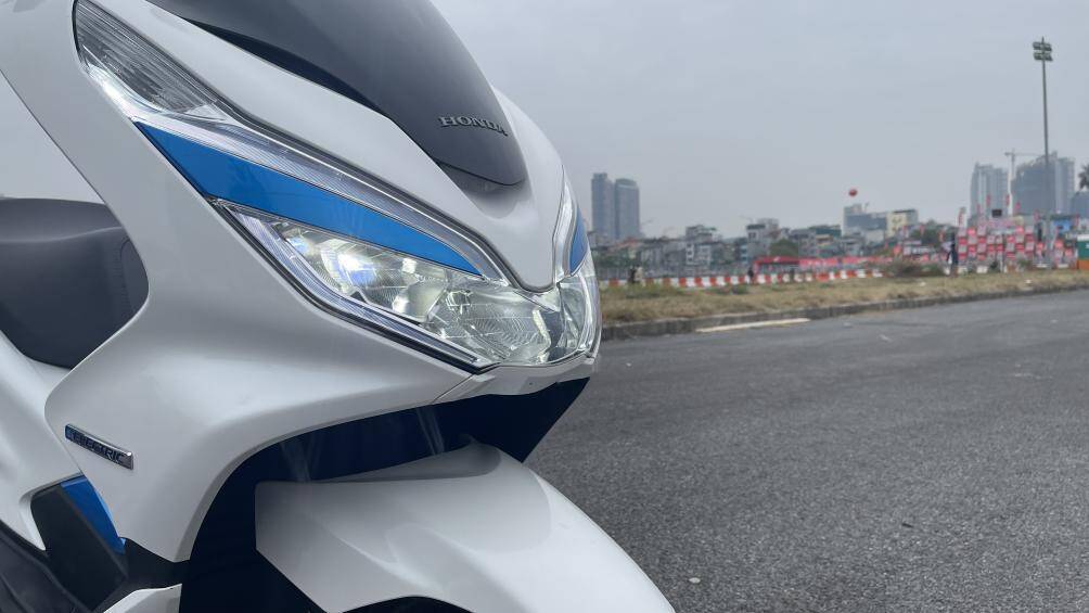 Đèn xe phía trước sử dụng công nghệ LED hiện đại