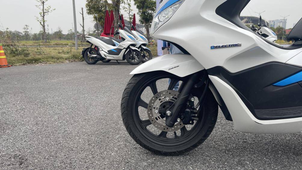 Bánh trước sử dụng phanh đĩa trong khi bánh sau chỉ là loại tang trống