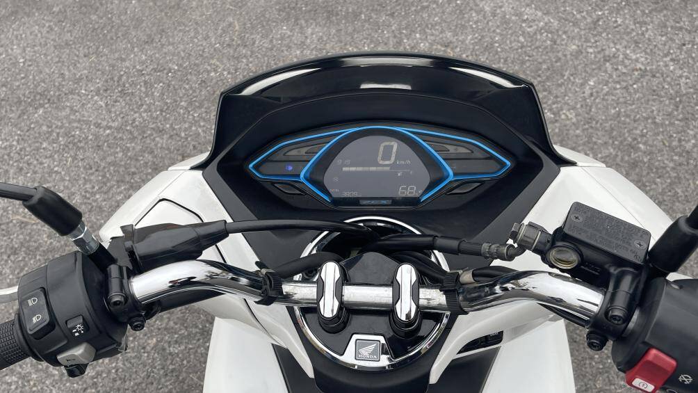 Bảng đồng hồ dạng màn hình LCD hiện đại có điểm nhấn viền xanh bắt mắt