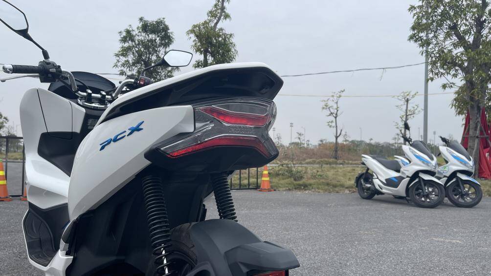 Đèn hậu đuôi xe tạo hình chữ X quen thuộc cũng sử dụng công nghệ LED