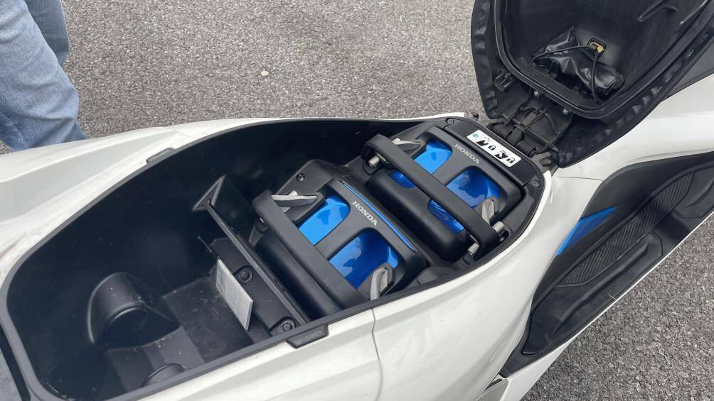 Theo thông tin, Honda PCX Electric có thể di chuyển quãng đường 41 km cho 1 lần sạc ở điều kiện thử nghiệm (di chuyển liên tục với vận tốc 60 km/h)