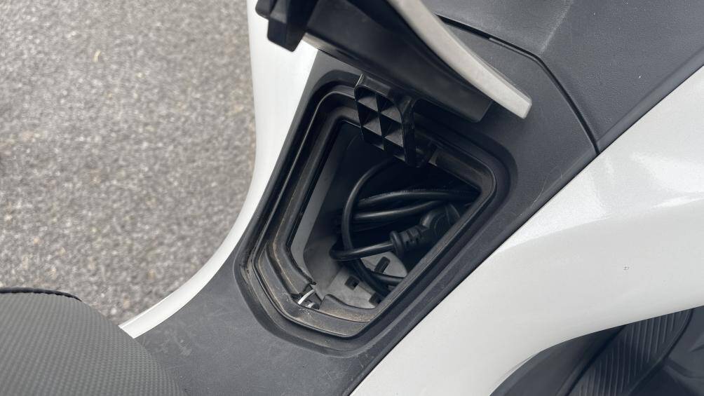 Ngoài ra, xe cũng có thể sạc điện trực tiếp