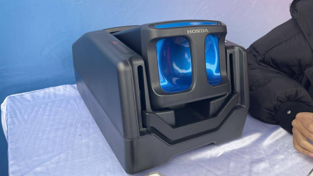 Pin của xe có thể dễ dàng tháo rời để sạc. Song cần tới một bệ sạc với kích thước tương đối lớn