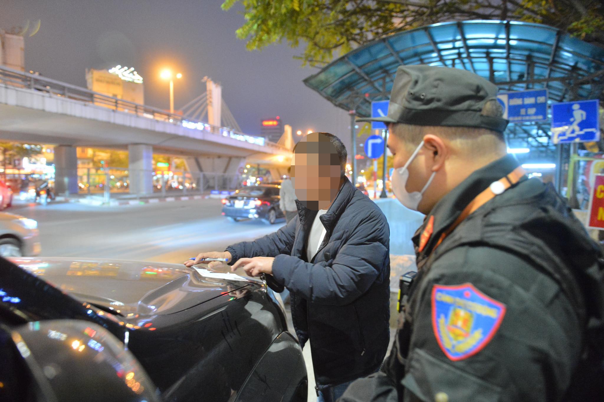 Đại tá Trần Đình Nghĩa - Trưởng phòng CSGT (Công an TP Hà Nội) cho biết, năm 2022, công tác tuần tra kiểm soát được lực lượng CSGT công an TP Hà Nội liên tục đổi mới, xử lí nghiêm các hành vi vi phạm. So với năm 2021, lực lượng CSGT xử lí 17.216 trường hợp vi phạm về nồng độ cồn, tăng 8.802 trường hợp, tương ứng 194,61%.