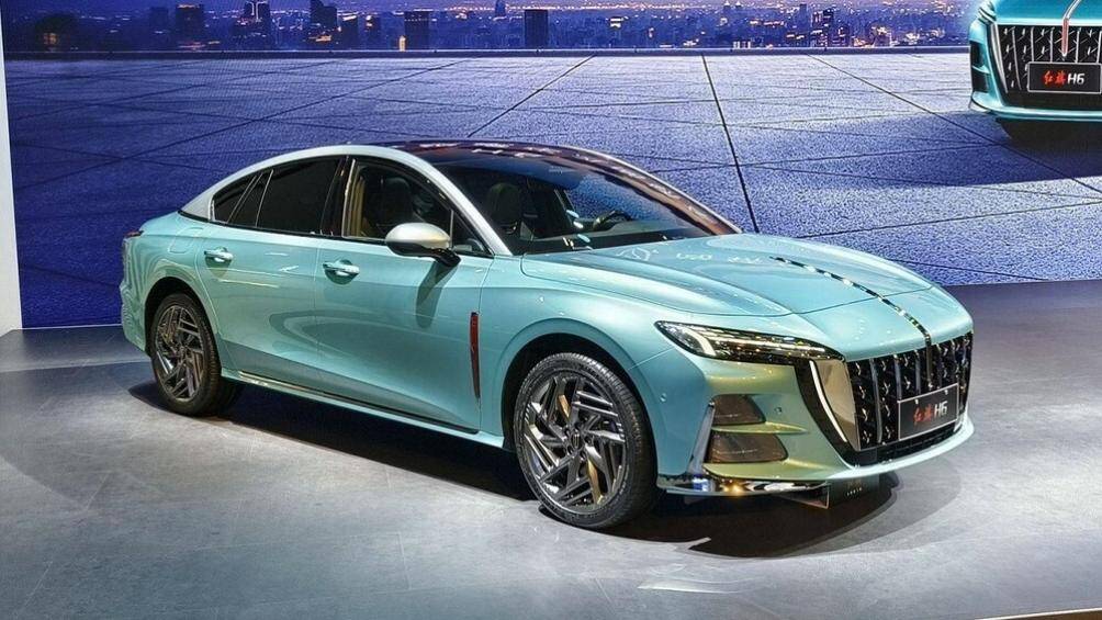 Tại triển lãm Ô tô Quảng Châu 2022 diễn ra tại Trung Quốc, mẫu xe hạng trung Hồng Kỳ H6 đã chính thức được giới thiệu