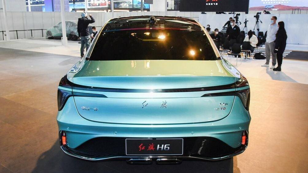 Trong khi đó, khu vực phía sau xe gây ấn tượng với cụm đèn hậu ăn sâu vào bên trong cửa cốp và dải đèn mỏng nằm vắt ngang đuôi xe