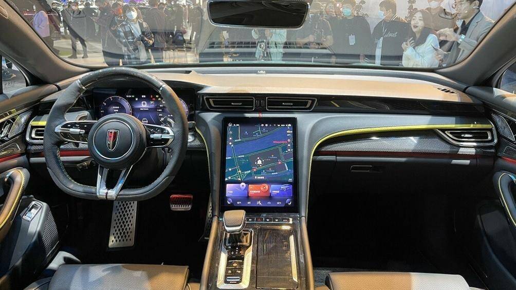 Nội thất của mẫu xe Trung Quốc này cũng mang hơi hướng thể thao với vô lăng vát đáy, tích hợp lẫy chuyển số, mặt táp-lô đa tầng...