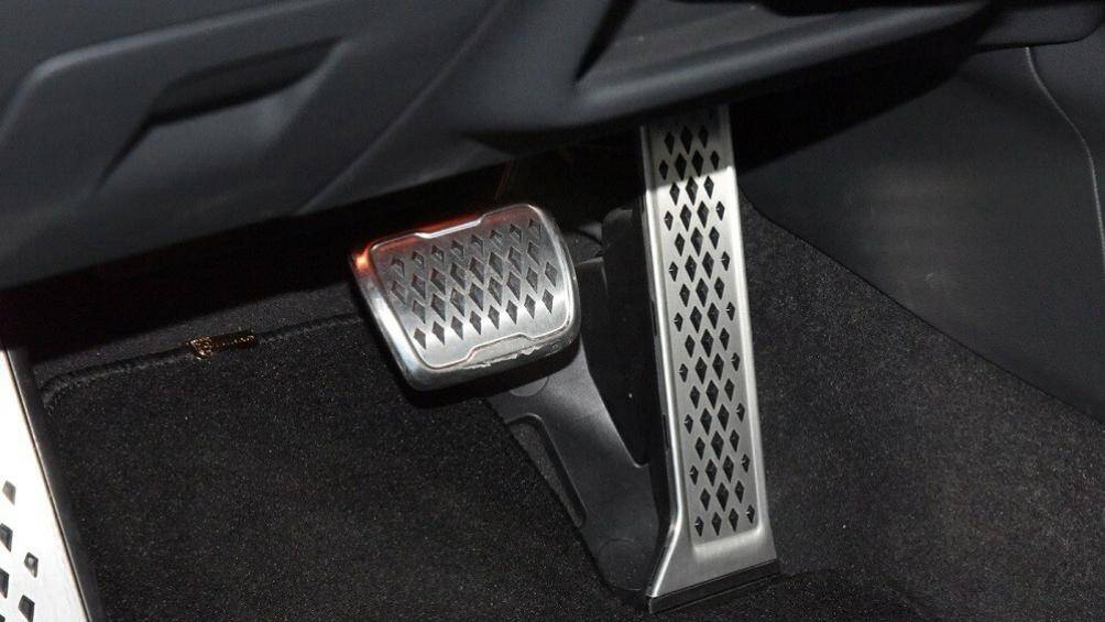 Bộ bàn đạp bằng kim loại, cùng với đó là những chi tiết ốp với vân carbon