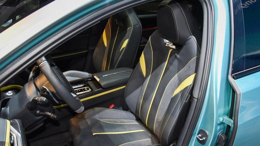 Bên trong xe còn có những điểm nhấn màu tương phản như viền trên mặt táp-lô, sọc trên ghế và chỉ khâu
