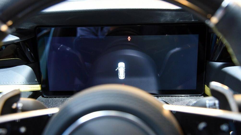 Bảng đồng hồ kỹ thuật số, màn hình cảm ứng trung tâm nằm dọc cỡ lớn, sạc không dây và lẫy gạt chọn chế độ lái...