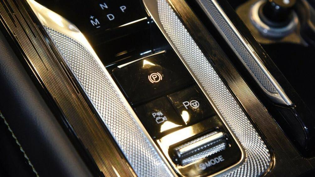 Xe sử dụng động cơ xăng 4 xi-lanh, tăng áp, dung tích 2.0L với công suất tối đa 224 mã lực hoặc 251 mã lực, Mô-men xoắn cực đại đạt 340 Nm hoặc 380 Nm