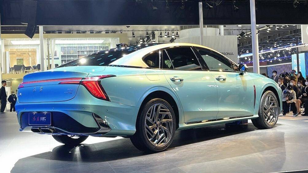 Hồng Kỳ H6 2023 được liệt vào phân khúc coupe 4 cửa như Porsche Panamera hơn là sedan truyền thống với phần nóc dốc về phía sau