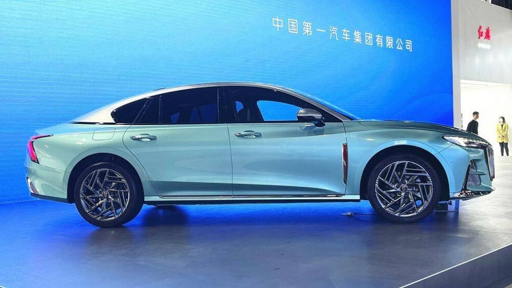 Tuy nhiên xe vẫn giữ lại một số thiết kế đặc trưng như lưới tản nhiệt cỡ lớn, bao quanh bằng nẹp mạ crôm sáng bóng và đèn chào mừng