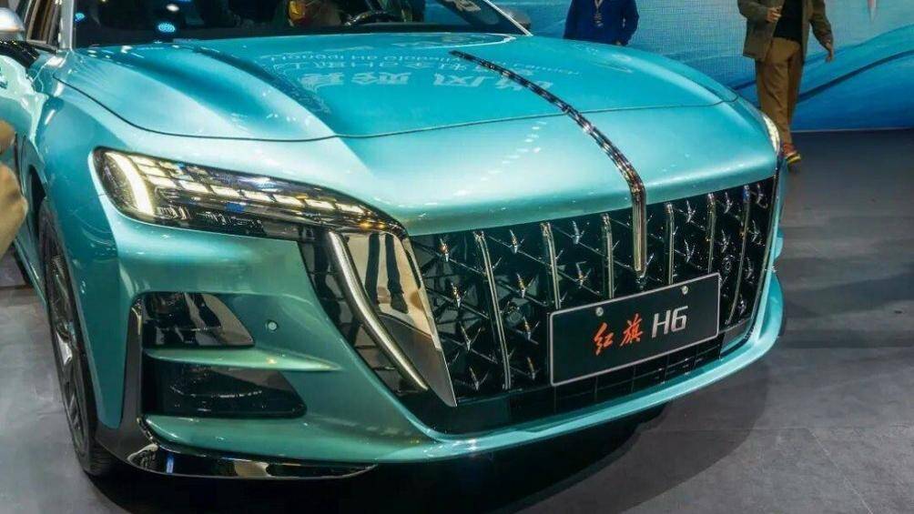 Ở chính giữa lưới tản nhiệt cũng có logo dạng đường kẻ màu đỏ kéo dài lên nắp ca-pô vốn là đặc trưng của thương hiệu Hồng Kỳ