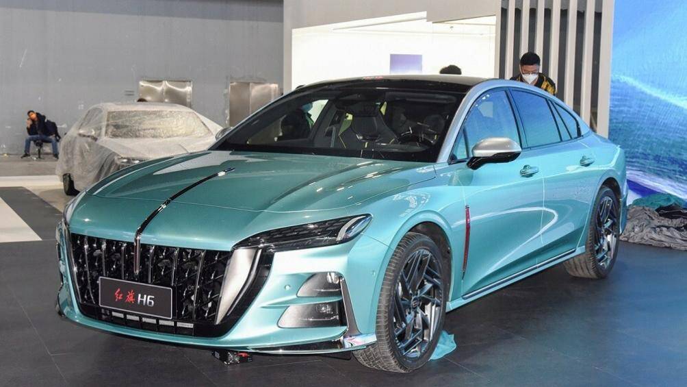 Tiếp đến là hốc gió giả cỡ lớn trên cản sau và được bao quanh bằng nẹp mạ crôm uốn cong. Bên dưới nẹp này là 2 đầu ống xả giả được đặt ở chính giữa