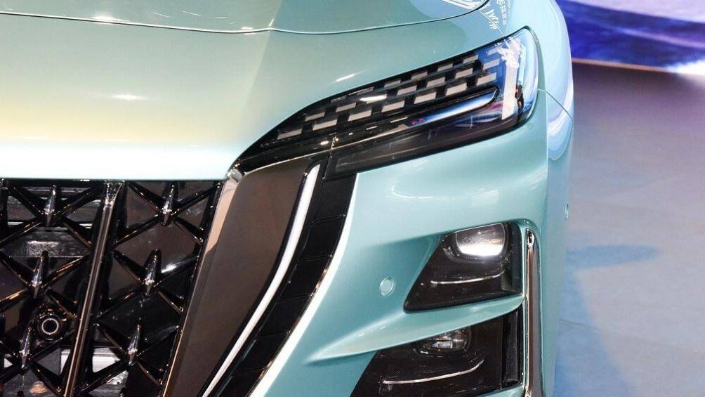 Hồng Kỳ H6 2023 còn được trang bị hệ thống đèn 2 tầng trên đầu xe. Trong đó, dải đèn LED định vị ban ngày được đặt phía trên