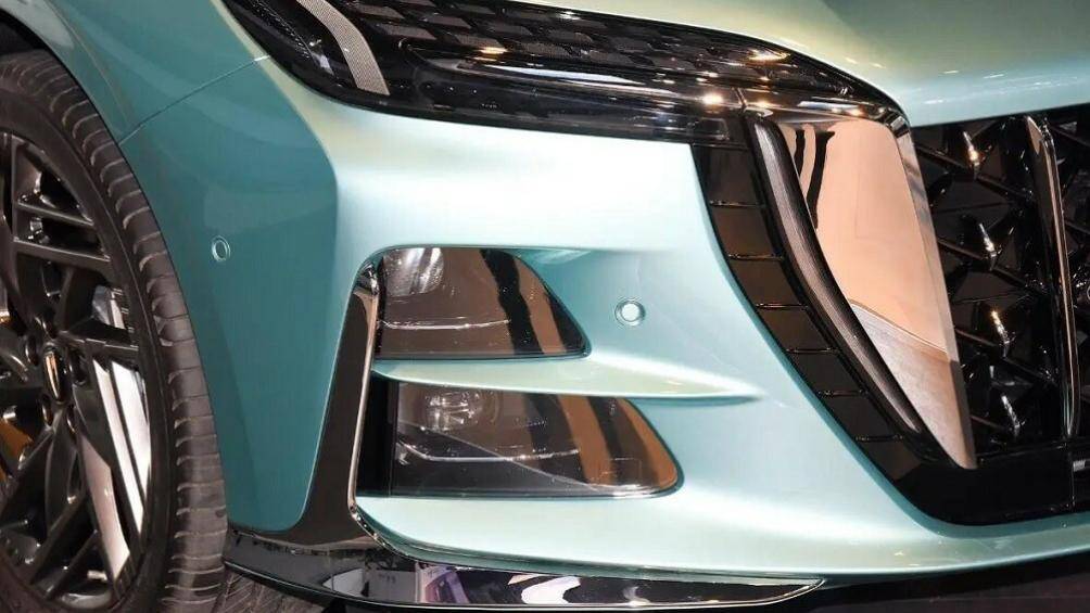 Ngoài ra, hai góc đầu xe còn được trang trí bằng nẹp mạ crôm hình chữ "Y"